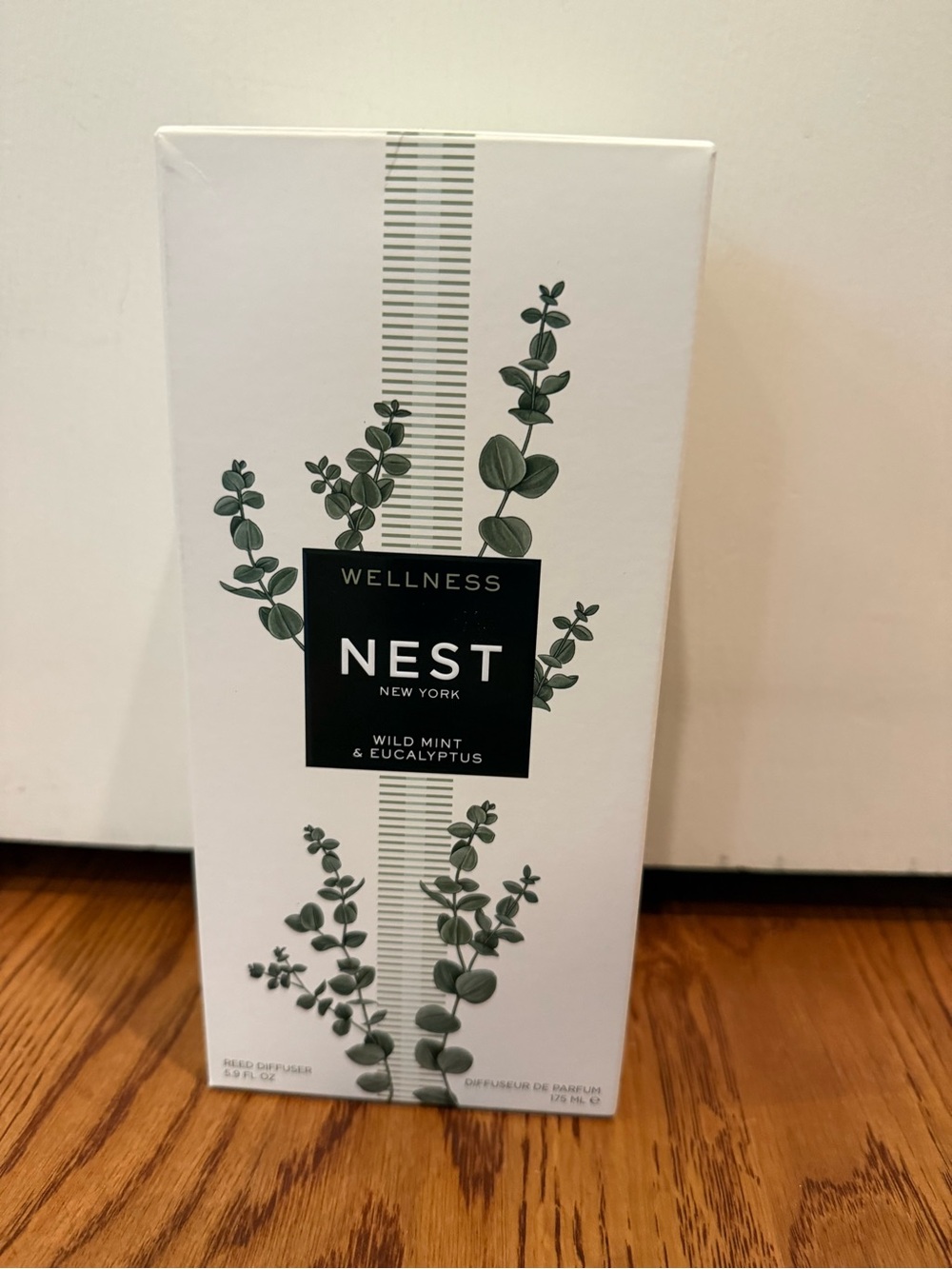 NEST Fragrances Wellness Wild Mint & Eucalyptus Reed Diffuser — White and Green